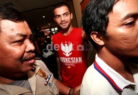 Diego melempar senyuman kepada wartawan yang menunggunya.