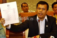 Ikhlas memperlihatkan surat somasi yang akan dikirm ke Badan Kehormatan (BK) DPR. Ramses/detikcom.