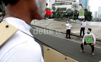 Aksi pantomim ini menyedot perhatian pengendara yang melintas di Bundaran HI. Mereka meminta pemerintah menyediakan tempat khusus merokok dikawasan dilarang merokok.