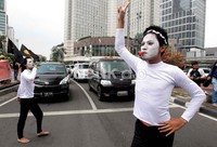 Para pendukung merokok meminta Pergub DKI yang melarang merokok di tempat umum diimbangi dengan smooking area yang memadai.