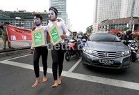 Aksi ini membuat pengendara yang melintas tersenyum simpul melihat kelakuan unik para seniman pantomim.