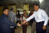 Amran Batalipu bersalaman dengan Gondo Sudjono yang juga terdakwa dalam kasus Buol. Ramses/detikcom.