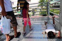 Seorang anak jalanan tertidur di Jembatan penyeberangan kawasan Bundaran Hotel Indonesia, Jakarta. Berdasarkan data dinas sosial DKI Jakarta tercatat 7.315 anak hidup di jalanan ibu kota. Umumnya mereka hidup di jalanan dipicu faktor kemiskinan.