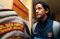 Irfan yang mengenakan jaket timnas Indonesia warna biru-hitam bergegas masuk ke dalam kantor Polsek.