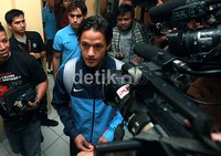Tak sepatah katapun dia ucapkan untuk menjawab pertanyaan wartawan.