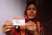 Seorang warga menunjukkan Kartu Jakarta Sehat yang diterimanya.