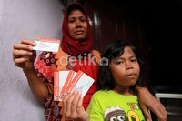 Dua orang warga menunjukkan Kartu Jakarta Sehat.