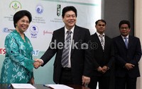 Menkes bersalaman dengan Direktur Utama Express Trasindo Utama,  Daniel Podiman (kedua dari kiri) , usai melakukan penandatanganan kesepakatan bersama. PT Express bekerjasama dengan Kementerian Kesehatan dalam hal penyebaran informasi untuk pencegahan penyebaran HIV/AIDS di kalangan sopir dan karyawan.