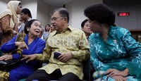Menteri Kesehatan Nafsiah Mboi (kanan) dan Jusuf Kalla (tengah), bercengkerama dengan pimpinan organisasi  kemasyarakatan lainnya.