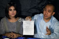 Novi bersama kuasa hukumnya saat menggelar jumpa pers.