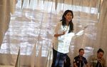 Artis Olivia Zalianty Berpuisi Manusia Istana di MK
