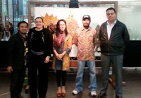 (Ki-ka) Fitra Kusumo dan Dulce Maria dari Indra Swara bersama Eny dari Batik Indonesia,  Antonius de Hori dari Arte Indo, serta Fabian Ramirez dari pihak sponsor. (Dok. Fitra Ismu Kusumo).