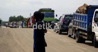 Akibat aksi mogok para pekerja proyek PLTU Unit II Bunton. Sekitar 180 truk pengangkut batu yang akan memasuki lokasi proyek tertahan di sepanjang jalan masuk lokasi proyek. Arbi Anugrah/detikcom.