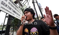 Mereka mendesak kepolisian tetap melanjutkan proses hukum yang menjerat bek kiri Timnas Indonesia tersebut.