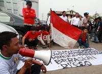 Para pendukung Diego membentangkan spanduk serta mengibarkan bendera Merah Putih.