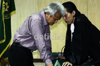 Yani Anshori berbincang dengan penasehat hukumnya Patran Zen setelah divonis oleh majelis hakim. Ramses/detikcom.