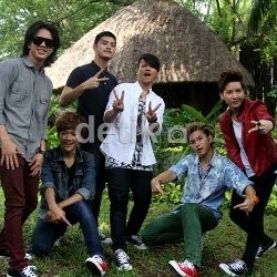 Tak Mau Cuma Sukses Bernyanyi, SM*SH Luncurkan Merek Sepatu