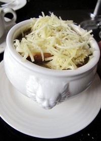 Classic Onion Soup ini diberi roti baguette dan parutan keju comte sebelum dimasukkan ke oven. Slurp... Hangat dan wangi! (Fitria Rahmadianti/Detikfood)