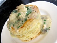 Resep berikutnya: Bouchee a la Reine. Puff pastry vol-au-vent yang renyah diisi ayam dan jamur yang creamy. (Fitria Rahmadianti/Detikfood)
