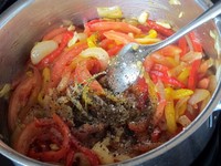 Chef Thierry mencampur irisan paprika merah, kuning, bawang Bombay, serta bumbu untuk resep main course lainnya. (Fitria Rahmadianti/Detikfood)