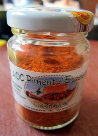 Agar semakin nikmat dan cantik, hidangan cod tadi bisa ditaburi Piment dEspelette. Cabai bubuk dari Perancis ini pedasnya mild. Kalau sulit dicari, ganti saja dengan bubuk paprika dan bubuk cabai. (Fitria Rahmadianti/Detikfood)