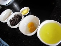 Inilah bahan-bahan yang dipakai untuk membuat Chocolate Mousse. Ada putih dan kuning telur, cokelat 70%, gula pasir, dan mentega. Simpel kan? (Fitria Rahmadianti/Detikfood)