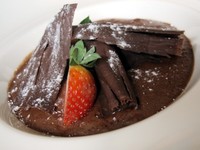 Nyam nyam... Siapa yang tak tergoda dengan Chocolate Mousse ini? Tampilannyapun jadi cantik berkat stroberi dan serutan cokelat. (Fitria Rahmadianti/Detikfood)