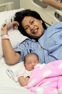 Bayi perempuan Onci dan Endhita lahir melalui operasi caesar.