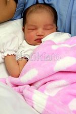 Ini Dia Bayi Perempuan Onci Ungu & Endita