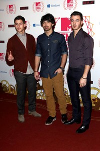 Jonas Brothers tampil dengan gaya masing-masing saat berjalan di red carpet MTV EMA 2012. Tim Whitby/Getty Images for MTV.