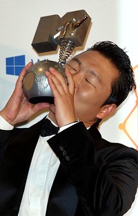 Pelantun Gangnam Style Psy tentunya juga meraih penghargaan sebagai Best Video. Tim Whitby/Getty Images for MTV.