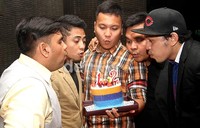 Mereka meniup lilin bersama. Gusmun/detikHot.