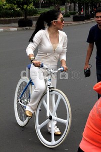 Pada Minggu (11/11/2012), Syahrini pun menyempatkan diri untuk bersepeda di Bundaran HI, Jakarta.