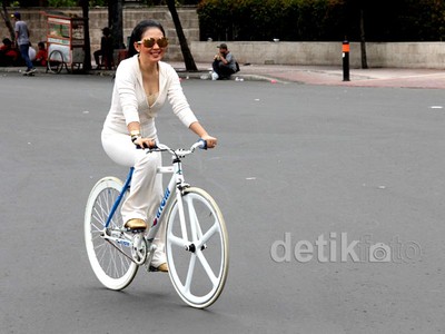Syahrini & Sepeda Fixie-nya