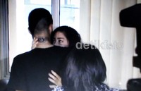 Kekasih pesepakbola Diego Michiels, Nikita Willy memeluk erat pacarnya saat menjenguk Diego di Mapolsek Tanah Abang, Jakarta. (dok. detikHOT).