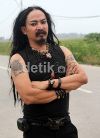 Limbad terlihat macho dengan kaos tanpa lengan yang memamerkan tato di tangannya. (dok. detikHOT)