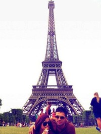 Keduanya tampak mesra di menara Eiffel, Paris. (Instagram).