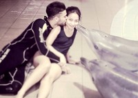 Pipi Nikita dicium Diego dan ikan lumba-lumba. (Instagram).