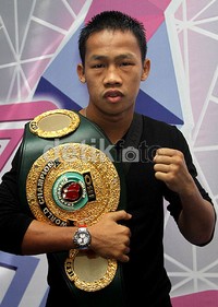 Daud berpose dengan sabuk juara dunia kelas bulu versi IBO di sela-sela acara Dahsyat RCTI, Jakarta Barat. Gusmun/detikcom.