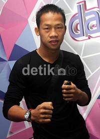 Daud berpose dengan mengepalkan kedua tangannya. Gusmun/detikcom.