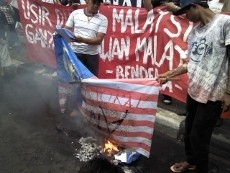 Kecam Pemerkosaan TKI, Aktivis Bendera Demo Bakar Bendera Malaysia
