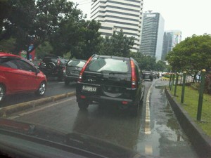 HI-Sudirman Macet Parah, Mobil Boleh Melintas di Jalur TransJ