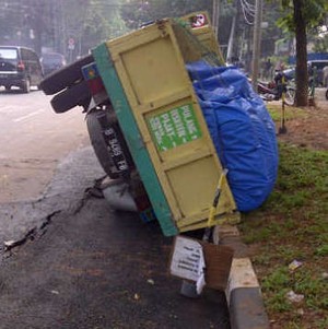 Truk Terperosok di Bekas Galian Perbaikan Pipa Palyja di Kebon Sirih