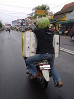 Duh! Naik Motor Bawa Mesin Cuci