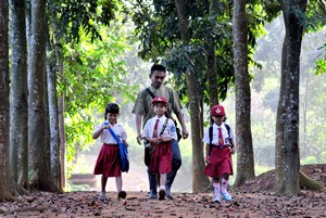 Pak Guru Dan Muridnya berangkat menuju sekolah