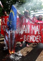Kecam Pemerkosaan TKI, Bendera Malaysia Dibakar