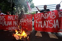 Para pendemo juga membawa sejumlah spanduk.
