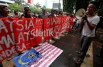 Kecam Pemerkosaan TKI, Bendera Malaysia Dibakar