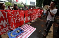 Pendemo berorasi mengecam pemerintah Malaysia terkait peristiwa pemerkosaan terhadap TKW Indonesia.