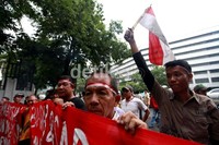 Beberapa pendemo mengibarkan bendera Merah Putih.